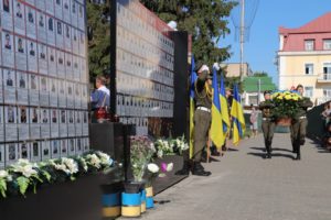 Покладання квітів до меморіальних стел загиблим учасникам АТО/ООС