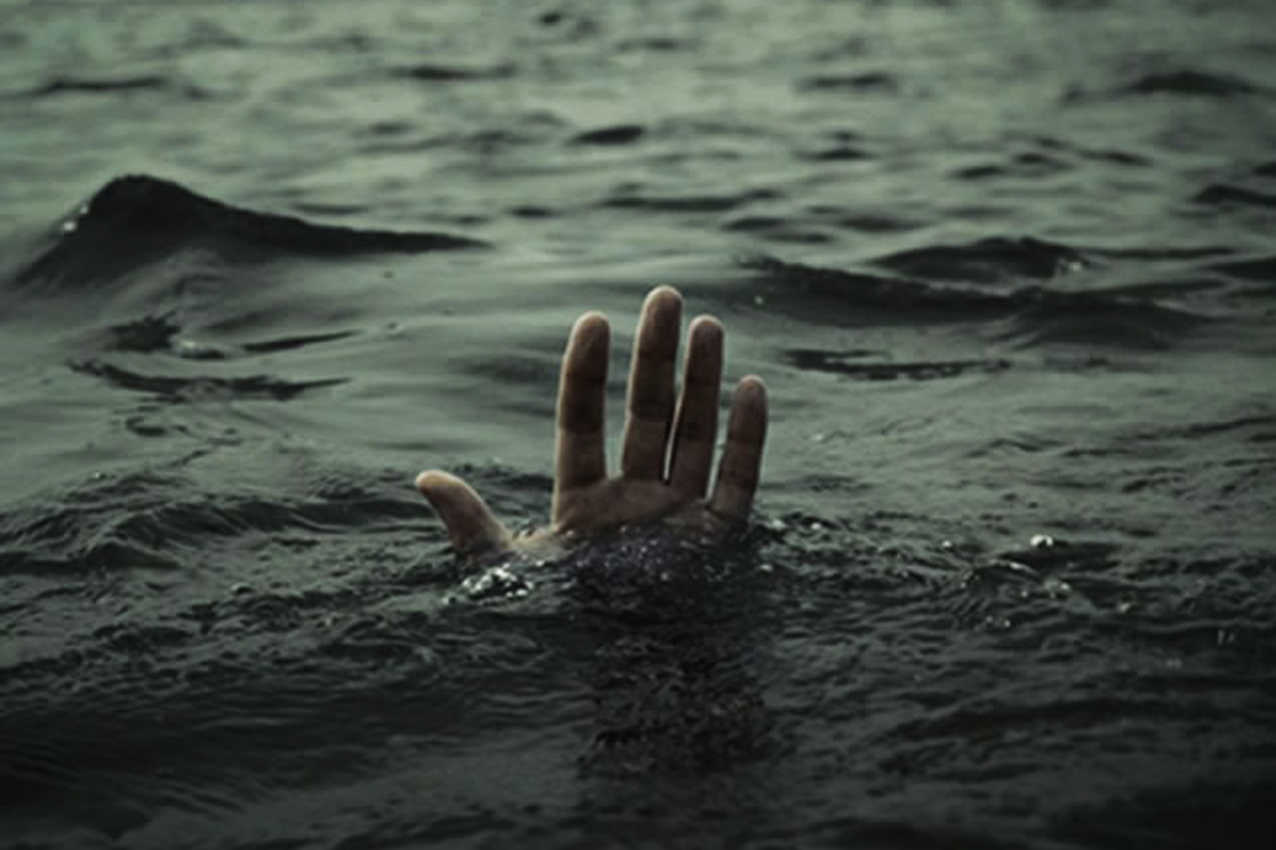 Ж утонуть. Тонущий человек. Рука тонущего человека. Человек тонет в море. Девушка под водой тонет.