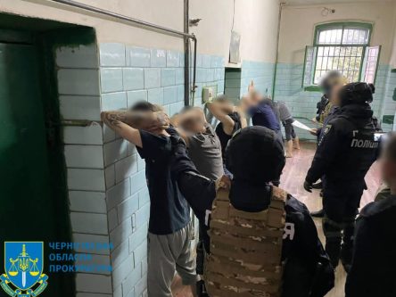 Ошукали військових ЗСУ та волонтерів: трьом в’язням Чернігівського СІЗО оголосили підозру