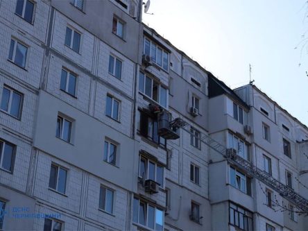У Чернігові з балкона  8-го поверху рятувальники зняли чоловіка  (Фото)