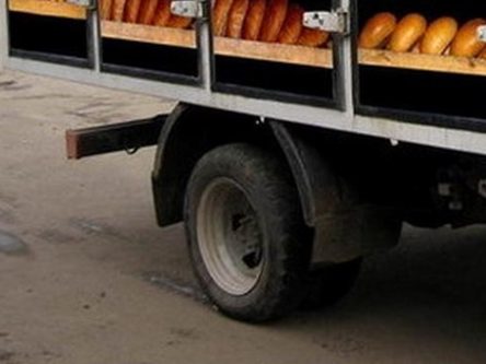 На прикордонні Чернігівщини росіяни атакували автомобіль з хлібом: водій отримав контузію