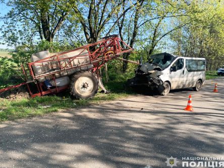 На Чернігівщині мікроавтобус зіткнувся з трактором: загинув водій