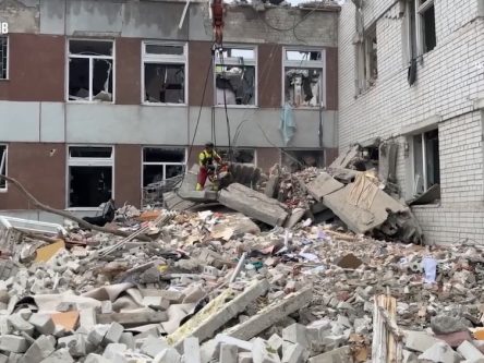 Ракетний удар по Чернігову: з-під завалів вдалося врятувати трьох людей