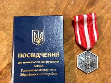 Врятував 14 життів: Захисника з Чернігівщини нагородили нагрудним знаком Головнокомандувача ЗСУ