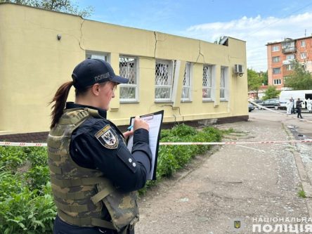 Вибух у банку Чернігова: поліція вбачає невдалу спробу пограбування, злодіїв шукають