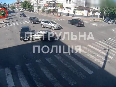У Чернігові на перехресті сталася ДТП: постраждало двоє пішоходів (Відео)