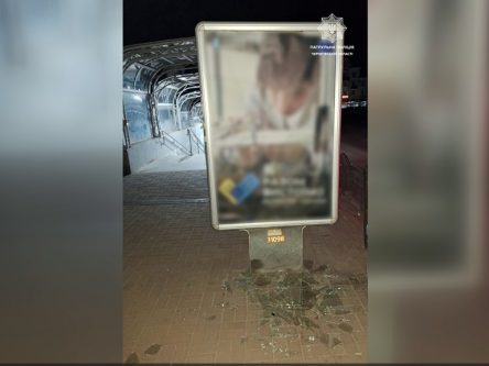 У центрі Чернігова вночі неповнолітні розбили сітілайт: поліція знайшла вандалів